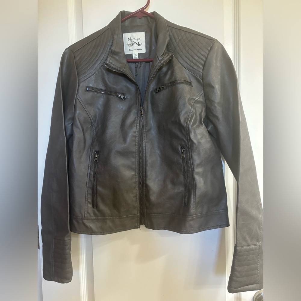 Women’s gray faux- leather jacket. Size Xl.